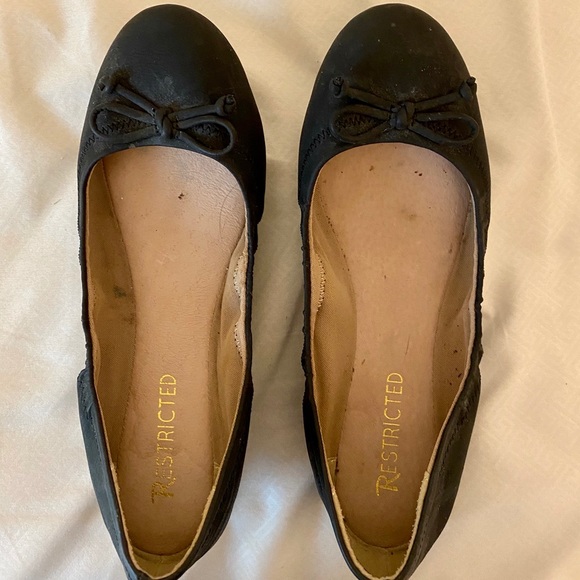 Restricted Black Flats With Bow - Picture 5 of 7